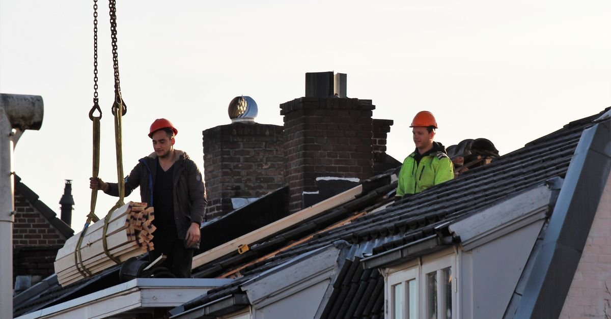 Dakgoten reinigen in Soest: voorkom waterschade aan je gevel